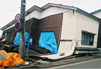 2004年新潟県中越地震での倒壊家屋